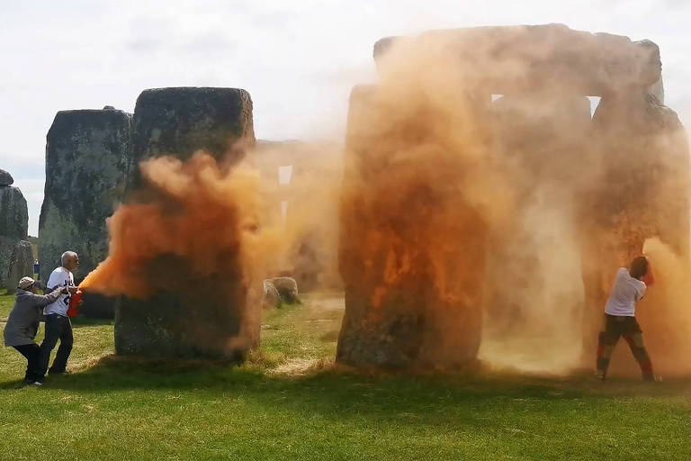 Ambientalistas jogam tinta em Stonehenge em protesto contra combustíveis fósseis; veja vídeo
