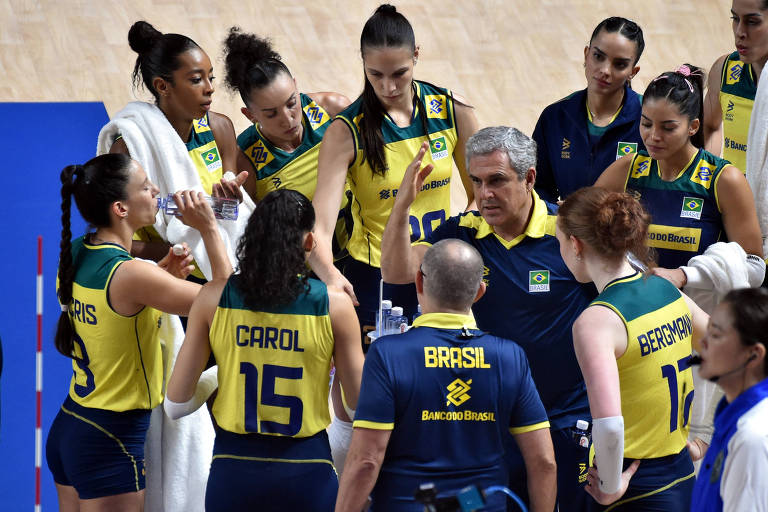 José Roberto Guimarães passa instruções para jogadoras da seleção brasileira durante confronto contra a Alemanha pela Liga das Nações 