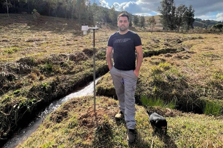 William Siqueira, com estação meteorológica instalada no bairro Retiro, em Maria da Fé (MG)