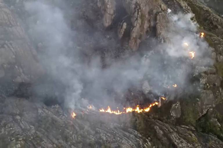 Incêndio na parte alta do Parque Nacional do Itatiaia, no RJ, entra no sexto dia