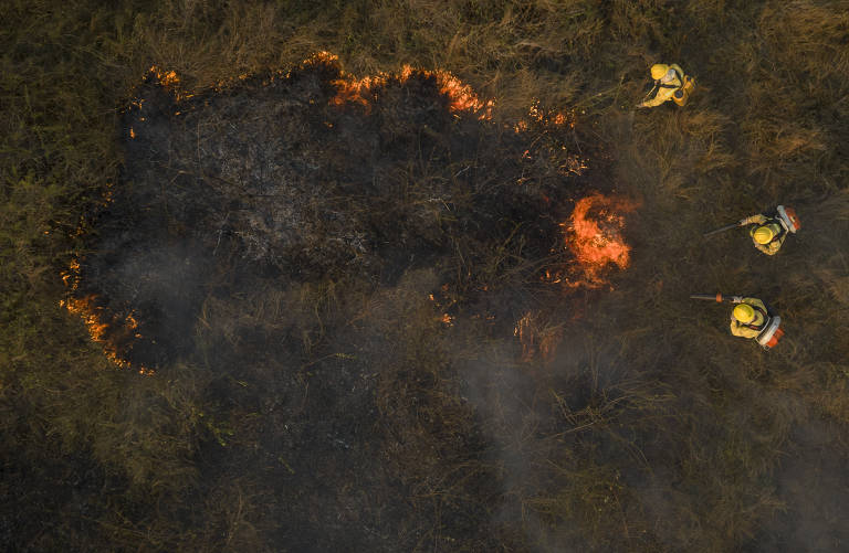 Chamas e bombeiros vistos de cima