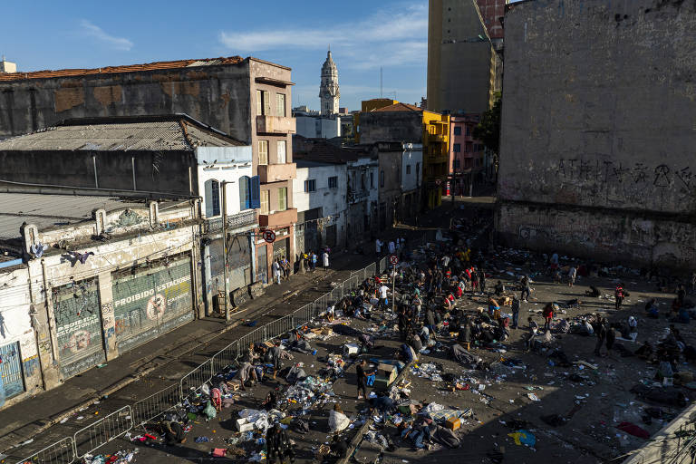 Grades são instaladas na cracolândia para delimitar espaço de usuários 