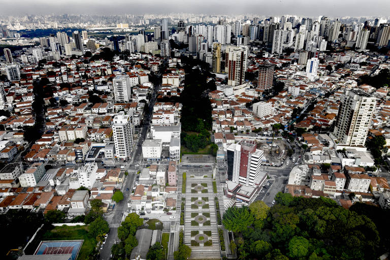 Praça ao centro e prédios ao fundo 