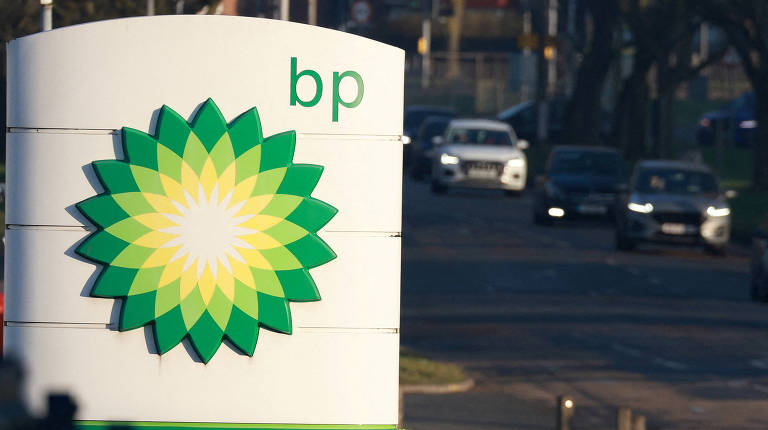 Carros passam por posto de gasolina da BP. em Liverpool, no Reino Unido.