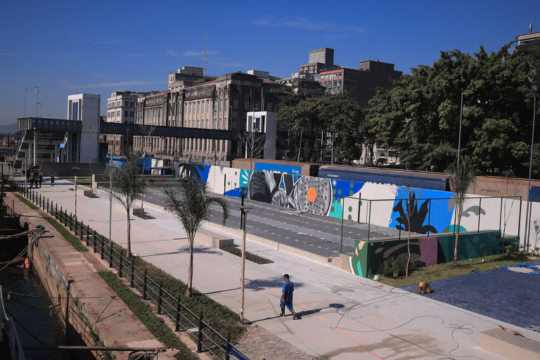 Vista da futura quadra de beach tennis durante construção do novo Parque do Valongo, localizado na área dos antigos armazéns 4, 5 e 6 do Porto de Santos, na cidade de Santos