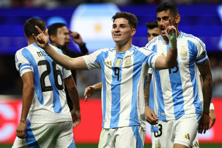 Julian Alvarez celebra seu gol na estreia da Argentina na Copa América contra o Canadá