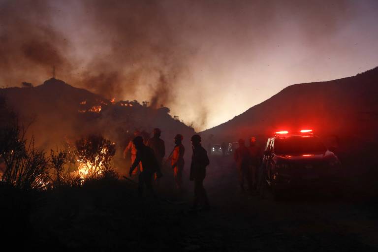 Bombeiros e brigadistas atuam no combate ao incêndio no Parque Nacional do Itatiaia (RJ)