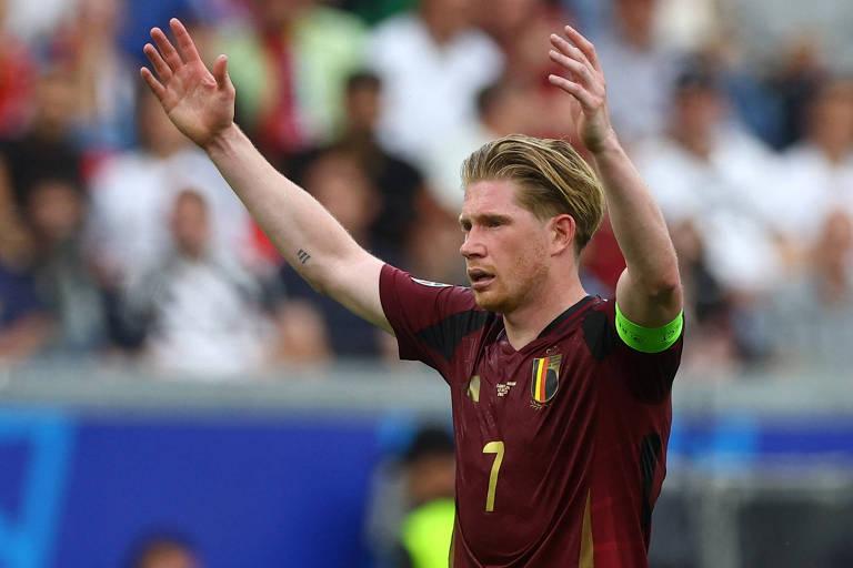 Com o número 7 na camisa de seu uniforme, Kevin de Bruyne, capitão da Bélgica, ergue os dois braços no jogo contra a Eslováquia na Eurocopa de 2024