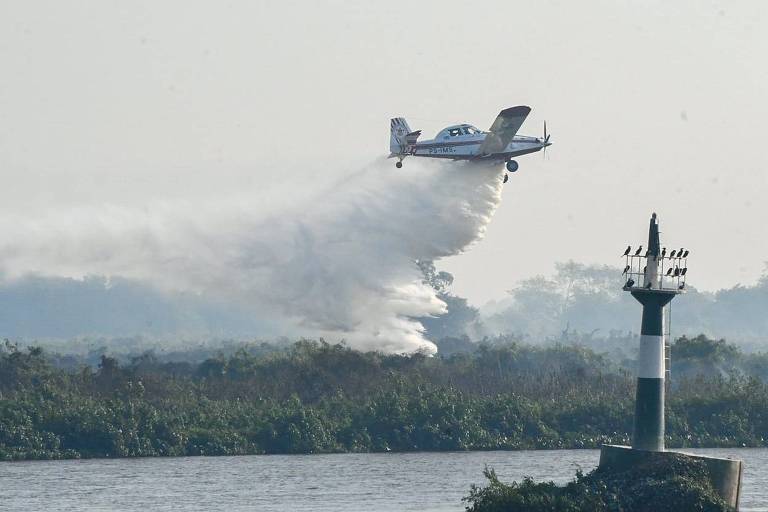 Bombeiros combatem incêndio perto do centro de Corumbá (MS), no pantanal; veja vídeo