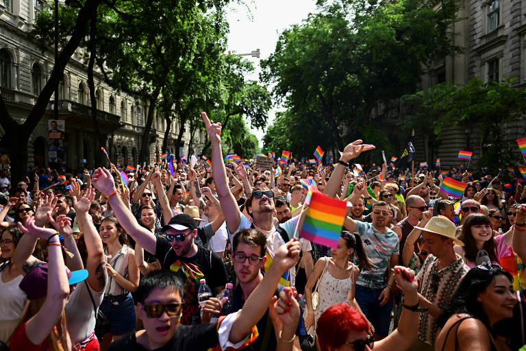 Milhares protestam contra políticas anti-LGBTQIA+ de Orbán em parada na Hungria