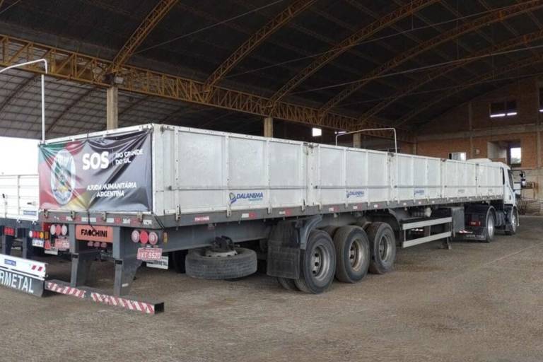 Caminhão com doações ao RS está preso do lado argentino da fronteira com o Brasil há mais de 20 dias