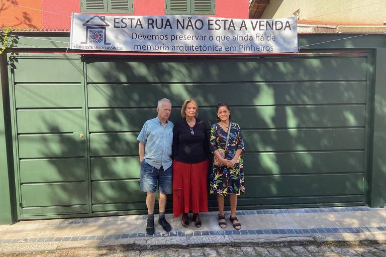 Moradores da rua Alcides Pertiga