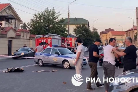 This screengrab picture taken from video released on June 23, 2024 by Russian state news agency RIA Novosti shows an area sealed off by Police following deadly attacks on churches and a synagogue in Russia's North Caucasus region of Dagestan. Gunmen on June 23, 2024 attacked synagogues and churches in the region of Dagestan, killing a priest, six police officers, and a member of the national guard, security officials said. The attacks took place in Dagestan's largest city of Makhachkala and in the coastal city of Derbent, where gunfights were ongoing. (Photo by Handout / RIA NOVOSTI / AFP) / RESTRICTED TO EDITORIAL USE - MANDATORY CREDIT 