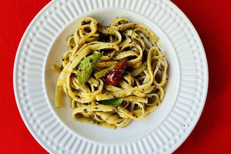 Prato branco com linguini ao pesto de pinhão