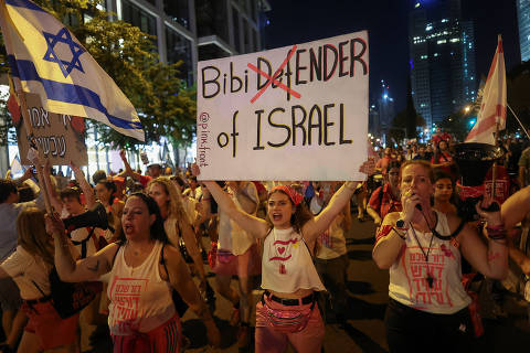 An activist from Pink Front holds up a sign, during a demonstration against Israeli Prime Minister Benjamin Netanyahu's government and a call for the release of hostages in Gaza, amid the Israel-Hamas conflict, in Tel Aviv, Israel, June 22, 2024. REUTERS/Eloisa Lopez ORG XMIT: LIVE