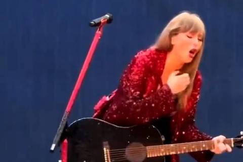 Taylor Swift engole inseto durante show