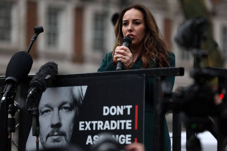 Mulher de Assange diz que fundador do WikiLeaks pedirá perdão ao governo americano