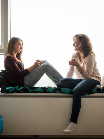 Mother and daughter drinking tea at home
( Foto: Martinan / adobe stock )