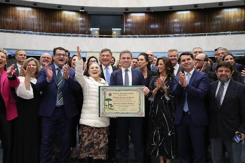 O ministro do STF André Mendonça recebe o título de cidadão honorário do Paraná, nesta segunda-feira (24), em sessão solene acompanhada por políticos, pastores e pela atriz Regina Duarte