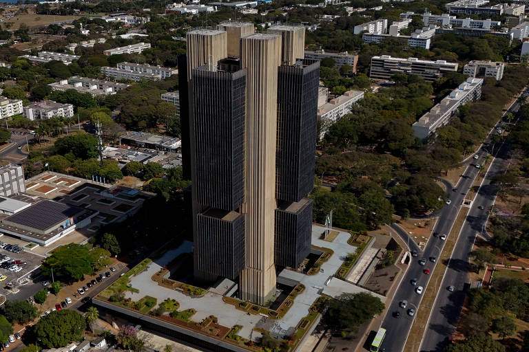 Brasil e EUA tomam direções contrárias na política de juros; entenda o cenário