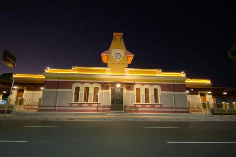 Imagem noturna mostra a estação ferroviária de Taubaté iluminada