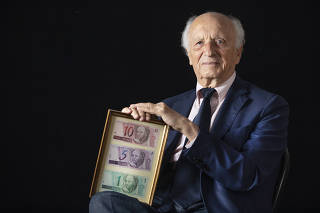 ***Especial Plano Real, 30 anos*** Retrato do Sr Rubens Ricupero, 89,  com quadro com cedulas do REAL , em seu apartamento no Pacaembu. Ele foi Ministro da Fazenda (1994) do governo Itamar Franco