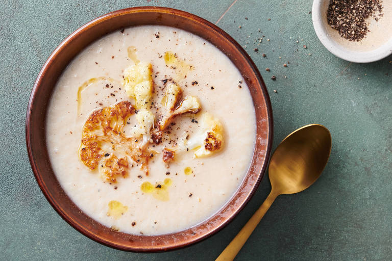 Receita de sopa de couve-flor assada com alho leva somente três ingredientes