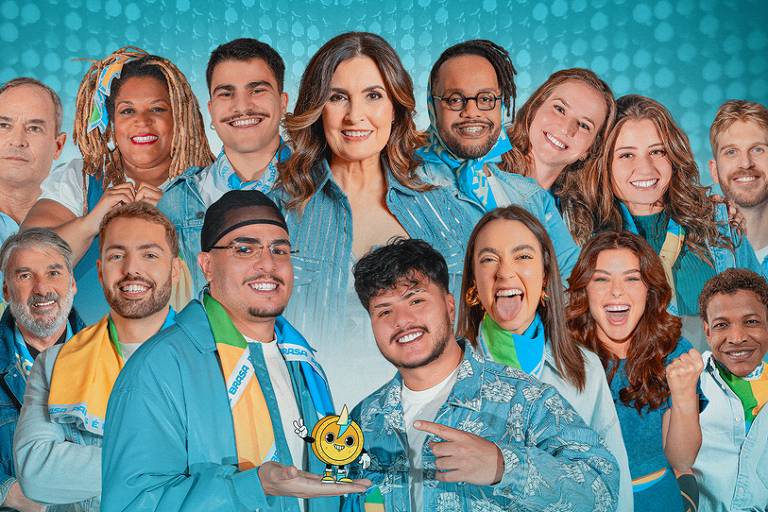 A imagem mostra um grupo de 16 pessoas posando juntas, todas vestindo roupas em tons de azul e com acessórios que remetem ao tema 'Paris é Brasa!'. Algumas pessoas estão sorrindo, outras fazendo caretas ou gestos de comemoração. No canto superior esquerdo, há o texto 'PARIS É BRASA!'.