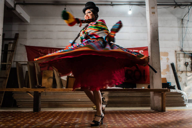Boliviano usa arte drag para combater preconceito entre imigrantes