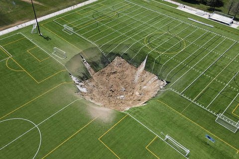 A drone view shows a sinkhole that formed on a turf soccer field at Gordon Moore Park in Alton, Illinois, U.S., June 27, 2024.   REUTERS/Lawrence Bryant      TPX IMAGES OF THE DAY ORG XMIT: GGG-ALT01