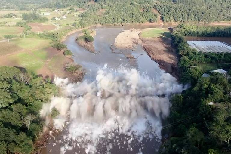 Ponte é demolida após colapsar no Rio Grande do Sul