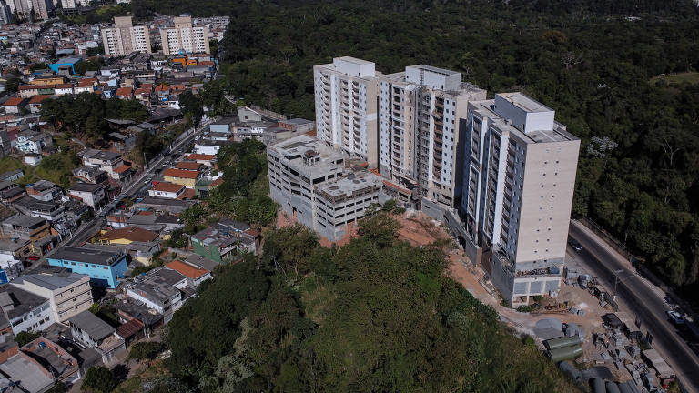 Vista dos prédios do condomínio Alto do Jardim, que estão sendo construídos na avenida do Cursino; são os prédios mais altos, do lado direito da imagem; perto de várias construções menores e de uma área verde