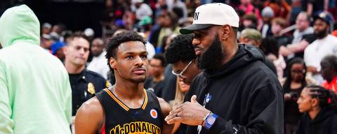 (FILES) Bronny James #6 of the West team talks to Lebron James of the Los Angeles Lakers after the 2023 McDonald's High School Boys All-American Game at Toyota Center on March 28, 2023 in Houston, Texas. Bronny James, the 19-year-old son of Los Angeles Lakers superstar LeBron James, was selected 55th overall by the Los Angeles Lakers in June 27's second round of the NBA Draft.
Four-time NBA Most Valuable Player LeBron James, the 39-year-old Lakers playmaker who is a four-time NBA champion, has said he would like to play alongside his son next season -- in what would be the first father-son combination in NBA history. (Photo by Alex Bierens de Haan / GETTY IMAGES NORTH AMERICA / AFP)
