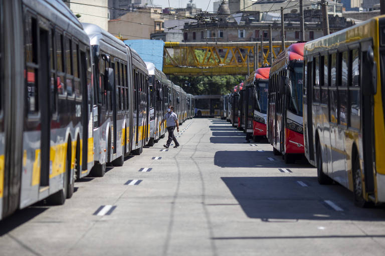 Reuniões entre motoristas e empresas tentam impedir greve de ônibus marcada para esta quarta (3) em SP