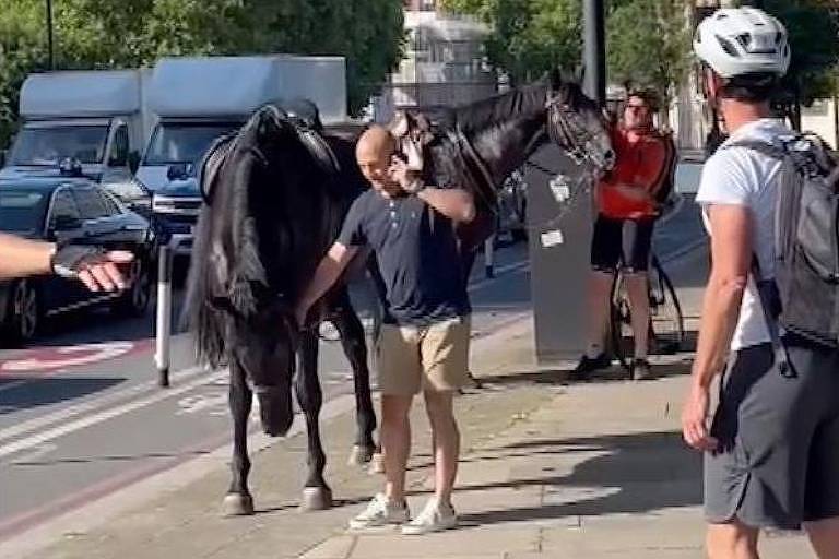 Cavalos militares fogem e correm pelas ruas de Londres
