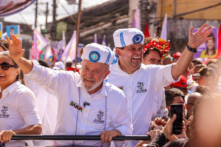 Lula desfila com aliado, ouve vaias e é festejado em cortejo da Independência na Bahia