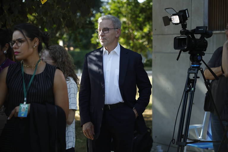 Cenas de Brasília: Luiz Estevão acompanha coletivas de imprensa em frente à residência oficial do Senado