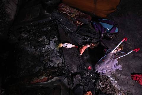 TOPSHOT - Toys are scaterred amid charred objects inside a house in the aftermath of an attack by Israeli settlers in occupied West Bank village of  Al-Mughayyir near Ramallah, on April 17, 2024. After 14-year-old Israeli herder Benjamin Achimeir went missing on April 12 in the  illegal settler outpost of Malachi Hashalom, dozens of Jewish settlers raided the village of Al-Mughayyir. (Photo by Zain JAAFAR / AFP)