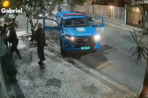 Imagens de câmeras de segurança mostram PMs abordando com fuzis quatro adolescentes, três deles negros e um branco,  em Ipanema, na zona sul do Rio de Janeiro, na noite desta quinta-feira (4). No grupo havia filhos de diplomatas estrangeiros. 
( Foto: Reprodução/@GugaNoblat no X ) DIREITOS RESERVADOS. NÃO PUBLICAR SEM AUTORIZAÇÃO DO DETENTOR DOS DIREITOS AUTORAIS E DE IMAGEM