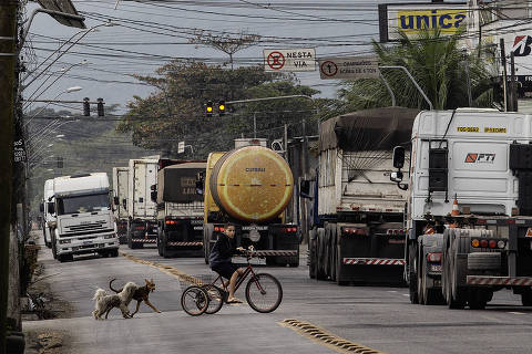 Guaruja, SP, BRASIL, 04-07-2024:  Gargalos de acessibilidade para caminhoes no Porto de Santos: Movimento de caminhoes na Rua do Adubo (ou rua Adalino Pires) no bairro Jd Boa Esperanca  que faz comunicacao com o Porto de Santos no lado do Guaruja (Foto: Eduardo Knapp/Folhapress, MERCADO)