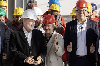 Presidente Lula  posa para fotos com operarios  e politicos durante visita as obras do Quarteirao da Educao (CEU Diadema)