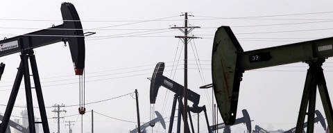 FILE PHOTO: Petroleum pump jacks are pictured in the Kern River oil field in Bakersfield, California November 9, 2014. REUTERS/Jonathan Alcorn/File Photo ORG XMIT: FW1