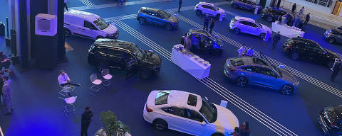 Montadoras exibem seus carros híbridos e elétricos no simpósio Anfavea Conduzindo o Futuro da Eletrificação no Brasil, realizado em Brasília
( Foto: Eduardo Sodré/Folhapress )