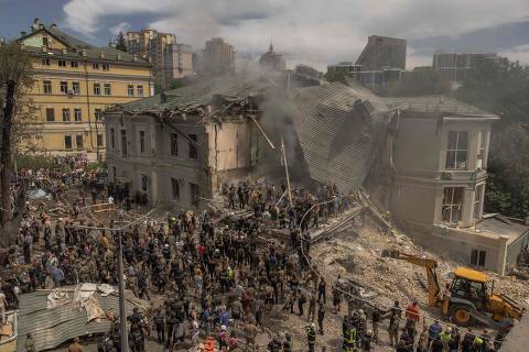 Emergency and rescue personnel along with medics and others clear the rubble of the destroyed building of Ohmatdyt Children's Hospital following a Russian missile attack in the Ukrainian capital of Kyiv on July 8, 2024, amid Russian invasion in Ukraine. Russia launched more than 40 missiles at several cities across Ukraine on July 8, 2024 in an attack that killed at least 20 people and smashed into a children's hospital in Kyiv, officials said. (Photo by Roman PILIPEY / AFP)