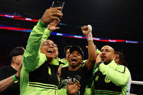 NEWARK, NEW JERSEY - JULY 06: Robson Conceicao of Brazil reacts with his team after defeating O'Shaquie Foster (not pictured) by split decision during their WBC Jr. Lightweight World Title fight at Prudential Center on July 06, 2024 in Newark, New Jersey.   Sarah Stier/Getty Images/AFP (Photo by Sarah Stier / GETTY IMAGES NORTH AMERICA / Getty Images via AFP)