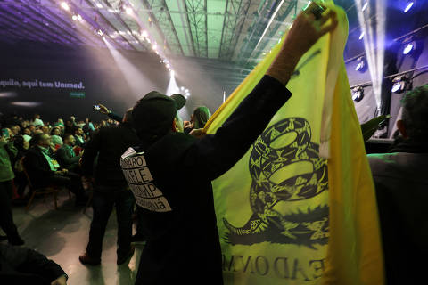 A person holds a Gadsden flag during the CPAC (Conservative Political Action Conference) in Balneario Camboriu, Santa Catarina state, Brazil July 6, 2024. REUTERS/Anderson Coelho ORG XMIT: GGG-AMP11