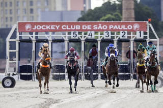 Um dia nas corridas no Jockey Club de Sao Paulo: Cavalos largam na corrida  para corrida  2 mil metros em pista de areia no terceiro  pareo do dia  no Jockey  Club