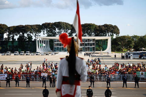 Indigenous people gather outside the Planalto Palace as they take part in the Terra Livre (Free Land) protest to demand the demarcation of land and to defend cultural rights, in Brasilia, Brazil April 25, 2024. REUTERS/Adriano Machado ORG XMIT: LIVE