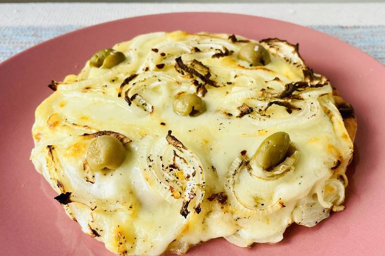 Aprenda a fazer a fugazzeta, pizza argentina de queijo e cebola