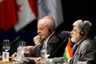 Brazil's President Luiz Inacio Lula da Silva and his advisor Celso Amorim attend a Mercosur meeting in Asuncion